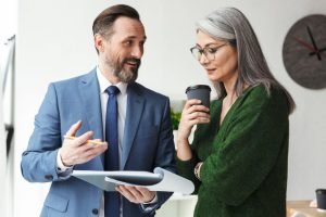 Gambar client sedang berkonsultasi dengan coach bisnis dalam sebuah sesi coaching