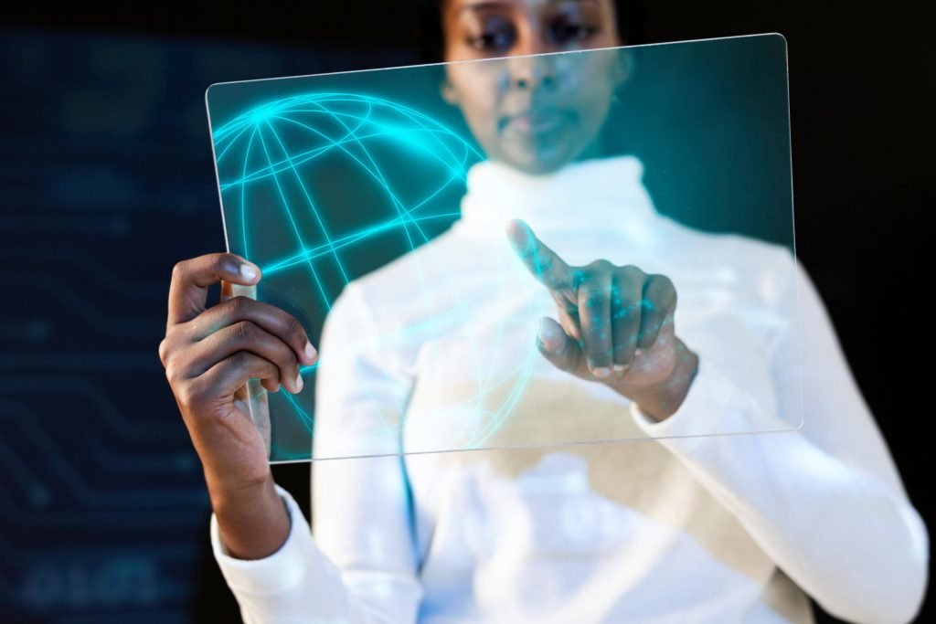 Gambar Ilustrasi seorang wanita yang menggunakan teknologi tablet hologram.